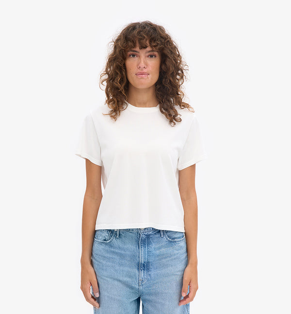 Ekologisk t-shirt i boxig och lite kortare modell från Colorful standard. Förtvättad.

Färg:&nbsp;Vit

Material: 100 % ekologisk bomull

Certifierad med:&nbsp; Miljövänlig färg - Oeko-Tex®, PETA Approved Vegan

Tillverkad i: Portugal

Skötselråd:&nbsp;Fintvätt max 40 grader