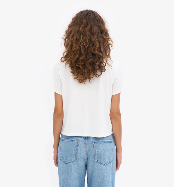 Ekologisk t-shirt i boxig och lite kortare modell från Colorful standard. Förtvättad.

Färg:&nbsp;Vit

Material: 100 % ekologisk bomull

Certifierad med:&nbsp; Miljövänlig färg - Oeko-Tex®, PETA Approved Vegan

Tillverkad i: Portugal

Skötselråd:&nbsp;Fintvätt max 40 grader