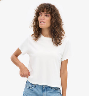 Ekologisk t-shirt i boxig och lite kortare modell från Colorful standard. Förtvättad.

Färg:&nbsp;Vit

Material: 100 % ekologisk bomull

Certifierad med:&nbsp; Miljövänlig färg - Oeko-Tex®, PETA Approved Vegan

Tillverkad i: Portugal

Skötselråd:&nbsp;Fintvätt max 40 grader