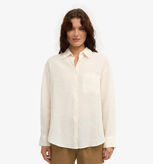 Oversized linneskjorta från Colorful standard. Förtvättad.

Färg: Elfenbensvit&nbsp;

Material: 100 % linne från Portugal

Certifierad med:&nbsp; Miljövänlig färg - Oeko-Tex®, PETA Approved Vegan

Tillverkad i: Portugal