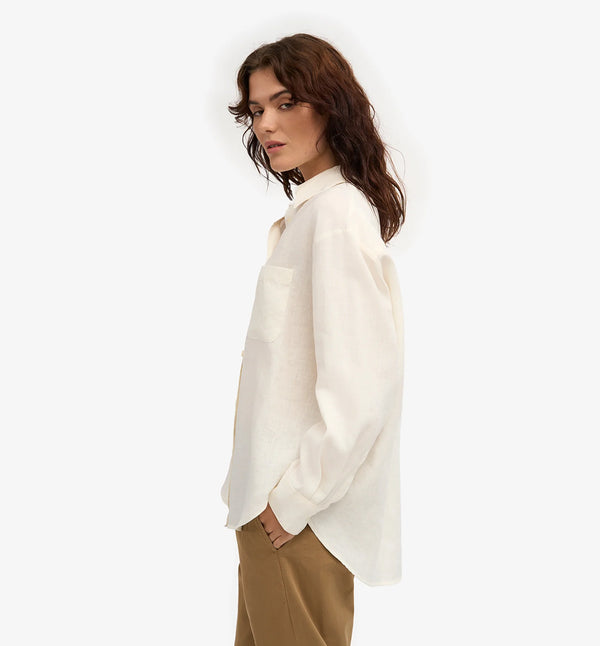 Oversized linneskjorta från Colorful standard. Förtvättad.

Färg: Elfenbensvit&nbsp;

Material: 100 % linne från Portugal

Certifierad med:&nbsp; Miljövänlig färg - Oeko-Tex®, PETA Approved Vegan

Tillverkad i: Portugal