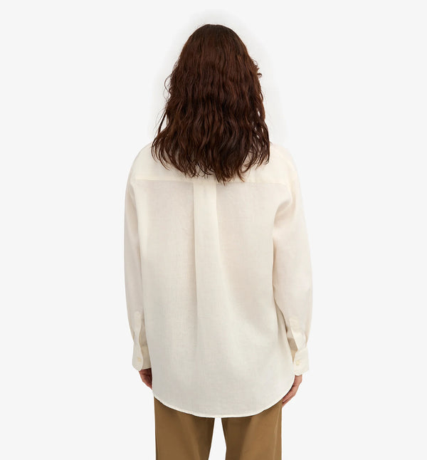 Oversized linneskjorta från Colorful standard. Förtvättad.

Färg: Elfenbensvit&nbsp;

Material: 100 % linne från Portugal

Certifierad med:&nbsp; Miljövänlig färg - Oeko-Tex®, PETA Approved Vegan

Tillverkad i: Portugal