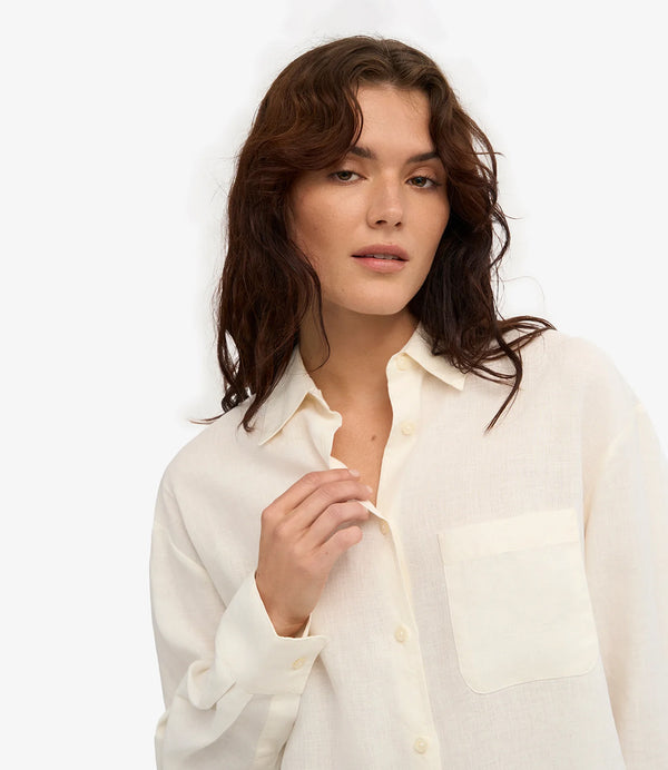 Oversized linneskjorta från Colorful standard. Förtvättad.

Färg: Elfenbensvit&nbsp;

Material: 100 % linne från Portugal

Certifierad med:&nbsp; Miljövänlig färg - Oeko-Tex®, PETA Approved Vegan

Tillverkad i: Portugal