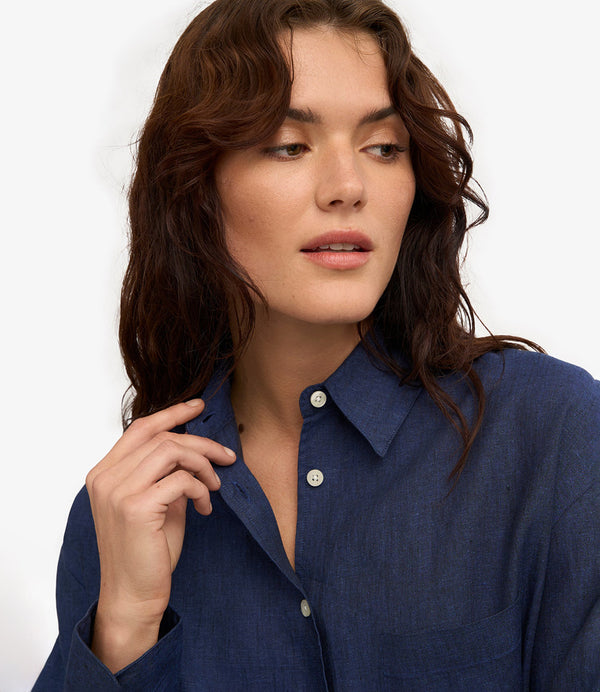 Oversized linneskjorta från Colorful standard. Förtvättad.

Färg: Marinblå med vita knappar.

Material: 100 % linne från Portugal

Certifierad med:&nbsp; Miljövänlig färg - Oeko-Tex®, PETA Approved Vegan

Tillverkad i: Portugal

Skötselråd:&nbsp;Fintvätt max 40 grader