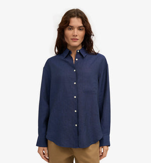 Oversized linneskjorta från Colorful standard. Förtvättad.

Färg: Marinblå med vita knappar.

Material: 100 % linne från Portugal

Certifierad med:&nbsp; Miljövänlig färg - Oeko-Tex®, PETA Approved Vegan

Tillverkad i: Portugal

Skötselråd:&nbsp;Fintvätt max 40 grader