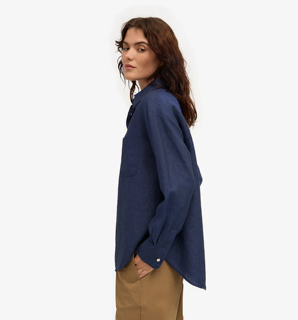 Oversized linneskjorta från Colorful standard. Förtvättad.

Färg: Marinblå med vita knappar.

Material: 100 % linne från Portugal

Certifierad med:&nbsp; Miljövänlig färg - Oeko-Tex®, PETA Approved Vegan

Tillverkad i: Portugal

Skötselråd:&nbsp;Fintvätt max 40 grader
