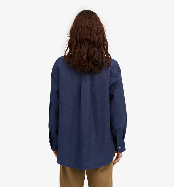 Oversized linneskjorta från Colorful standard. Förtvättad.

Färg: Marinblå med vita knappar.

Material: 100 % linne från Portugal

Certifierad med:&nbsp; Miljövänlig färg - Oeko-Tex®, PETA Approved Vegan

Tillverkad i: Portugal

Skötselråd:&nbsp;Fintvätt max 40 grader