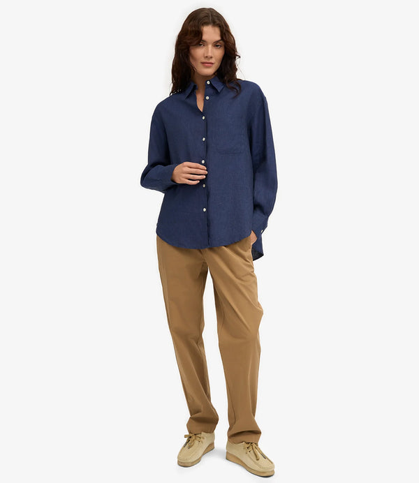 Oversized linneskjorta från Colorful standard. Förtvättad.

Färg: Marinblå med vita knappar.

Material: 100 % linne från Portugal

Certifierad med:&nbsp; Miljövänlig färg - Oeko-Tex®, PETA Approved Vegan

Tillverkad i: Portugal

Skötselråd:&nbsp;Fintvätt max 40 grader