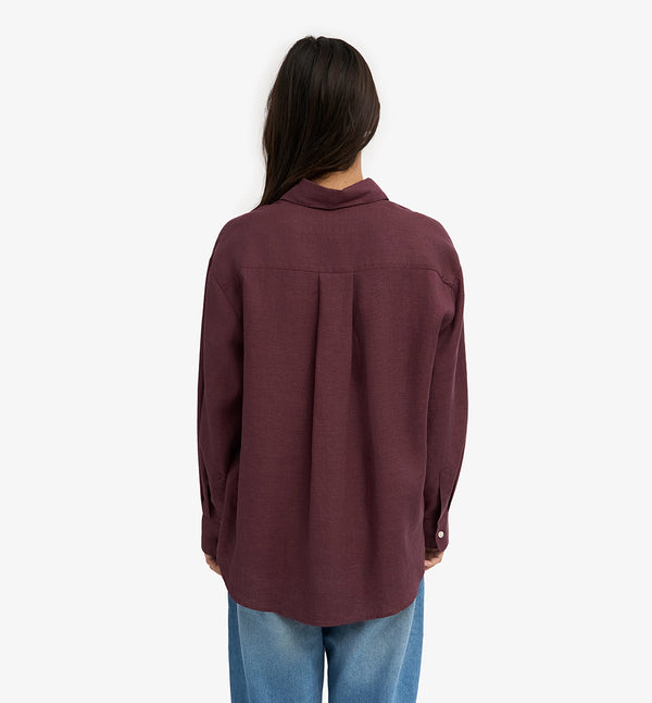 Oversized linneskjorta från Colorful standard. Förtvättad.

Färg: Oxblodsröd

Material: 100 % linne från Portugal

Certifierad med:&nbsp; Miljövänlig färg - Oeko-Tex®, PETA Approved Vegan

Tillverkad i: Portugal

Skötselråd:&nbsp;Fintvätt max 40 grader