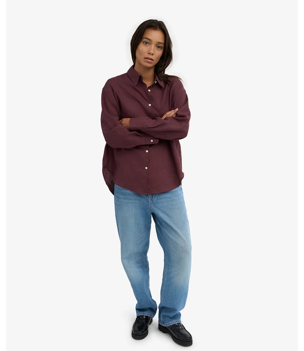 Oversized linneskjorta från Colorful standard. Förtvättad.

Färg: Oxblodsröd

Material: 100 % linne från Portugal

Certifierad med:&nbsp; Miljövänlig färg - Oeko-Tex®, PETA Approved Vegan

Tillverkad i: Portugal

Skötselråd:&nbsp;Fintvätt max 40 grader