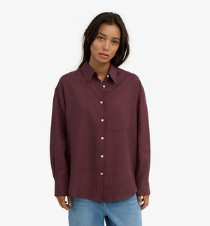 Oversized linneskjorta från Colorful standard. Förtvättad.

Färg: Oxblodsröd

Material: 100 % linne från Portugal

Certifierad med:&nbsp; Miljövänlig färg - Oeko-Tex®, PETA Approved Vegan

Tillverkad i: Portugal

Skötselråd:&nbsp;Fintvätt max 40 grader