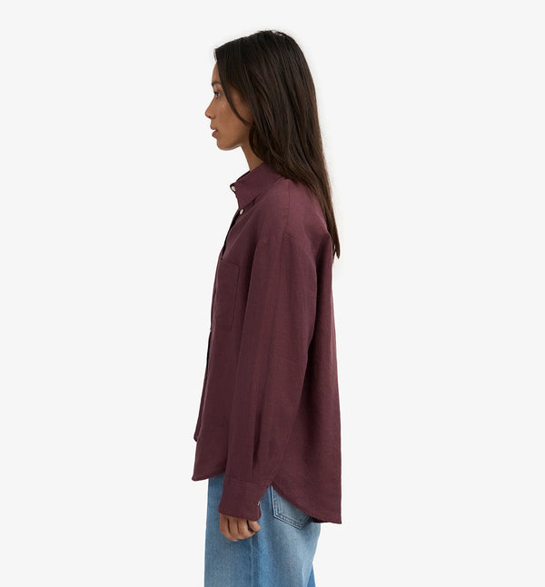 Oversized linneskjorta från Colorful standard. Förtvättad.

Färg: Oxblodsröd

Material: 100 % linne från Portugal

Certifierad med:&nbsp; Miljövänlig färg - Oeko-Tex®, PETA Approved Vegan

Tillverkad i: Portugal

Skötselråd:&nbsp;Fintvätt max 40 grader