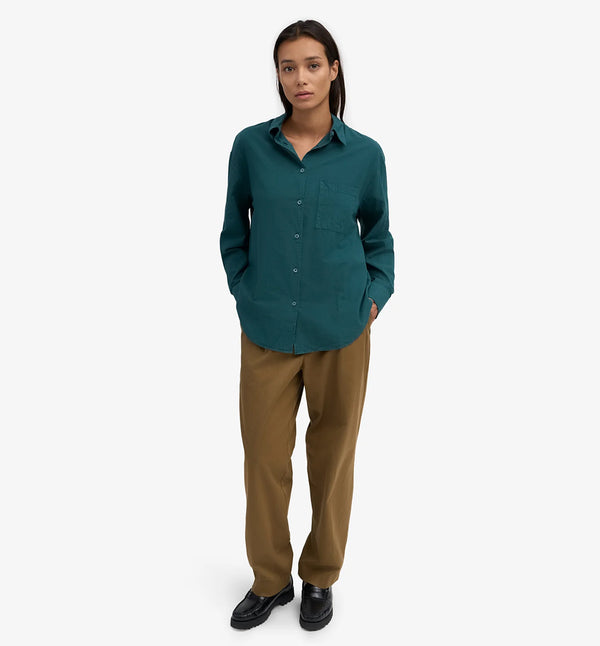 Oversized skjorta&nbsp;från Colorful standard i ekologisk bomull. Förtvättad.

Färg: Grönblå

Material:&nbsp;100 % ekologisk bomull

Certifierad med:&nbsp; Miljövänlig färg - Oeko-Tex®, PETA Approved Vegan

Tillverkad i: Portugal

Skötselråd:&nbsp;Fintvätt max 40 grader