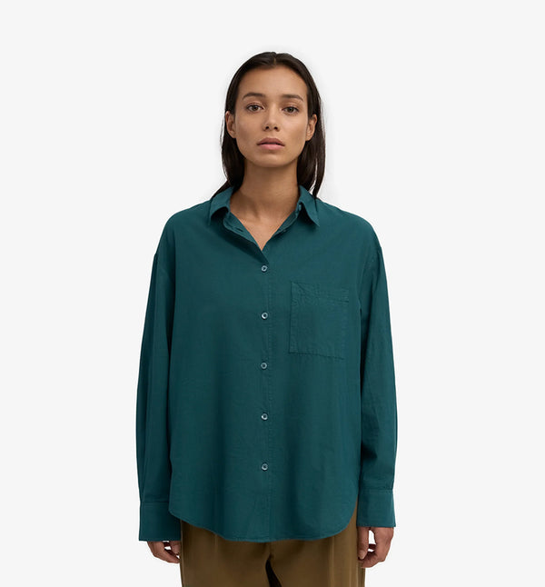 Oversized skjorta&nbsp;från Colorful standard i ekologisk bomull. Förtvättad.

Färg: Grönblå

Material:&nbsp;100 % ekologisk bomull

Certifierad med:&nbsp; Miljövänlig färg - Oeko-Tex®, PETA Approved Vegan

Tillverkad i: Portugal

Skötselråd:&nbsp;Fintvätt max 40 grader