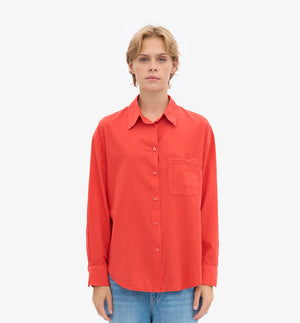 Oversized skjorta&nbsp;från Colorful standard i ekologisk bomull. Förtvättad.

Färg: Mandarinröd/ Red Tangerine

Material:&nbsp;100 % ekologisk bomull

Certifierad med:&nbsp; Miljövänlig färg - Oeko-Tex®, PETA Approved Vegan

Tillverkad i: Portugal

Skötselråd:&nbsp;Fintvätt max 40 grader
