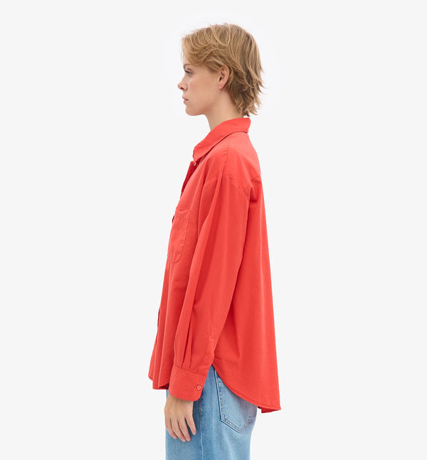 Oversized skjorta&nbsp;från Colorful standard i ekologisk bomull. Förtvättad.

Färg: Mandarinröd/ Red Tangerine

Material:&nbsp;100 % ekologisk bomull

Certifierad med:&nbsp; Miljövänlig färg - Oeko-Tex®, PETA Approved Vegan

Tillverkad i: Portugal

Skötselråd:&nbsp;Fintvätt max 40 grader