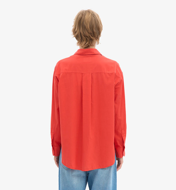 Oversized skjorta&nbsp;från Colorful standard i ekologisk bomull. Förtvättad.

Färg: Mandarinröd/ Red Tangerine

Material:&nbsp;100 % ekologisk bomull

Certifierad med:&nbsp; Miljövänlig färg - Oeko-Tex®, PETA Approved Vegan

Tillverkad i: Portugal

Skötselråd:&nbsp;Fintvätt max 40 grader