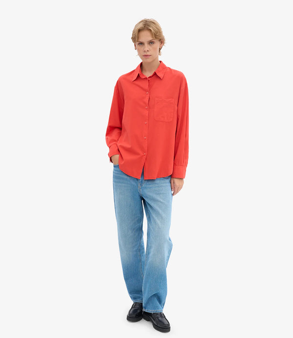 Oversized skjorta&nbsp;från Colorful standard i ekologisk bomull. Förtvättad.

Färg: Mandarinröd/ Red Tangerine

Material:&nbsp;100 % ekologisk bomull

Certifierad med:&nbsp; Miljövänlig färg - Oeko-Tex®, PETA Approved Vegan

Tillverkad i: Portugal

Skötselråd:&nbsp;Fintvätt max 40 grader