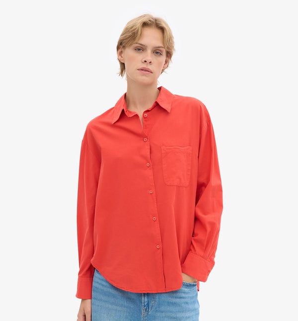 Oversized skjorta&nbsp;från Colorful standard i ekologisk bomull. Förtvättad.

Färg: Mandarinröd/ Red Tangerine

Material:&nbsp;100 % ekologisk bomull

Certifierad med:&nbsp; Miljövänlig färg - Oeko-Tex®, PETA Approved Vegan

Tillverkad i: Portugal

Skötselråd:&nbsp;Fintvätt max 40 grader
