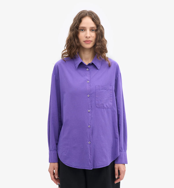 Oversized skjorta&nbsp;från Colorful standard i ekologisk bomull. Förtvättad.

Färg: Lila

Material:&nbsp;100 % ekologisk bomull

Certifierad med:&nbsp; Miljövänlig färg - Oeko-Tex®, PETA Approved Vegan

Tillverkad i: Portugal

Skötselråd:&nbsp;Fintvätt max 40 grader