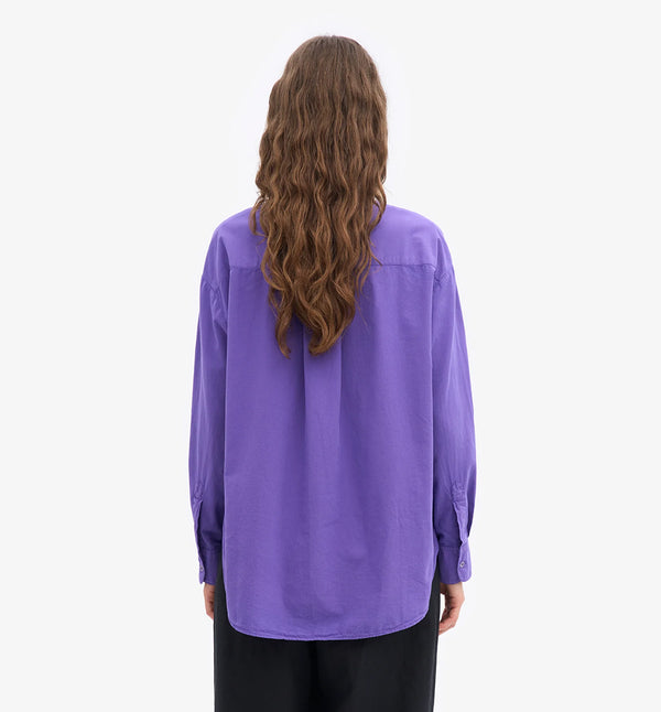 Oversized skjorta&nbsp;från Colorful standard i ekologisk bomull. Förtvättad.

Färg: Lila

Material:&nbsp;100 % ekologisk bomull

Certifierad med:&nbsp; Miljövänlig färg - Oeko-Tex®, PETA Approved Vegan

Tillverkad i: Portugal

Skötselråd:&nbsp;Fintvätt max 40 grader