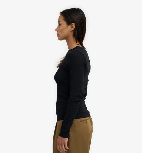 Svart ekologisk ribbstickad långärmad t-shirt från Colorful standard, ekologisk bomull, deep black