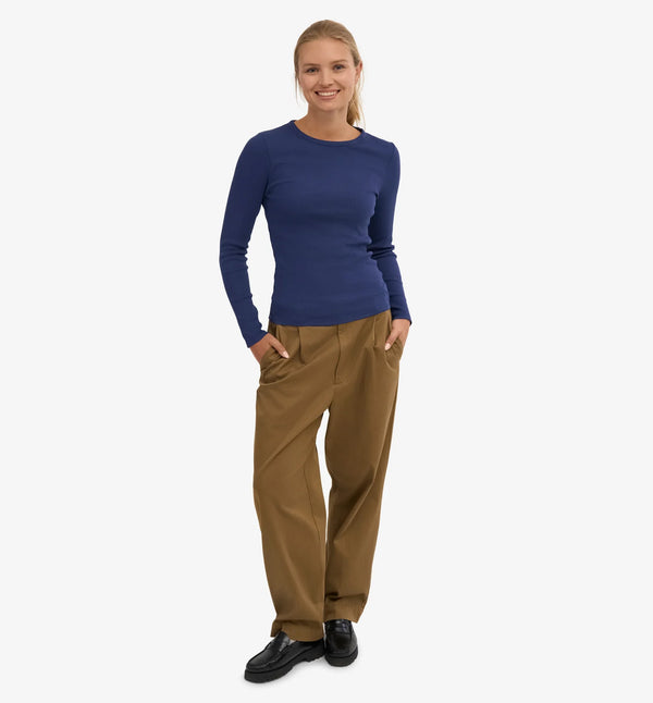 Ribbstickad långärmad t-shirt från Colorful standard i ekologisk bomull. Figurnära, lite tight modell. Förtvättad.

Färg: Marinblå

Material: 95 % ekologisk bomull, 5 % elastan. Vikt jersey 220g

Certifierad med:&nbsp; Miljövänlig färg - Oeko-Tex®, PETA Approved Vegan

Tillverkad i: Portugal

Skötselråd:&nbsp;Fintvätt max 40 grader