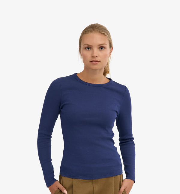 Ribbstickad långärmad t-shirt från Colorful standard i ekologisk bomull. Figurnära, lite tight modell. Förtvättad.

Färg: Marinblå

Material: 95 % ekologisk bomull, 5 % elastan. Vikt jersey 220g

Certifierad med:&nbsp; Miljövänlig färg - Oeko-Tex®, PETA Approved Vegan

Tillverkad i: Portugal

Skötselråd:&nbsp;Fintvätt max 40 grader