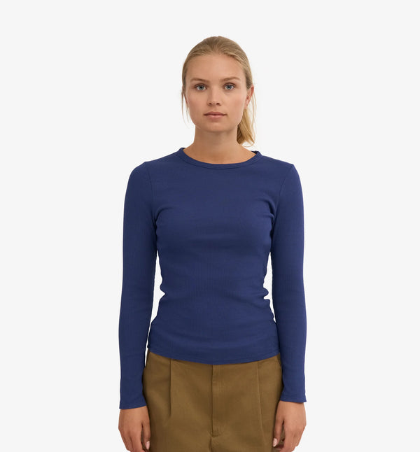 Ribbstickad långärmad t-shirt från Colorful standard i ekologisk bomull. Figurnära, lite tight modell. Förtvättad.

Färg: Marinblå

Material: 95 % ekologisk bomull, 5 % elastan. Vikt jersey 220g

Certifierad med:&nbsp; Miljövänlig färg - Oeko-Tex®, PETA Approved Vegan

Tillverkad i: Portugal

Skötselråd:&nbsp;Fintvätt max 40 grader
