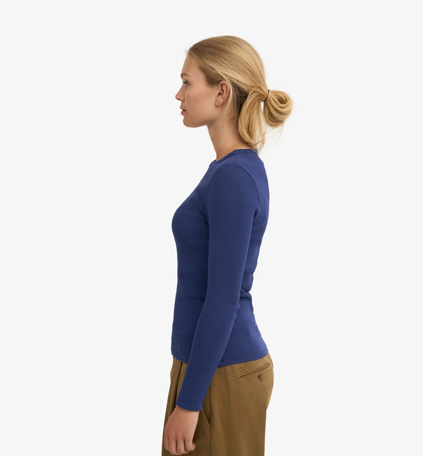 Ribbstickad långärmad t-shirt från Colorful standard i ekologisk bomull. Figurnära, lite tight modell. Förtvättad.

Färg: Marinblå

Material: 95 % ekologisk bomull, 5 % elastan. Vikt jersey 220g

Certifierad med:&nbsp; Miljövänlig färg - Oeko-Tex®, PETA Approved Vegan

Tillverkad i: Portugal

Skötselråd:&nbsp;Fintvätt max 40 grader