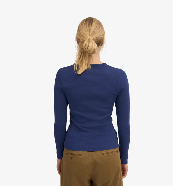 Ribbstickad långärmad t-shirt från Colorful standard i ekologisk bomull. Figurnära, lite tight modell. Förtvättad.

Färg: Marinblå

Material: 95 % ekologisk bomull, 5 % elastan. Vikt jersey 220g

Certifierad med:&nbsp; Miljövänlig färg - Oeko-Tex®, PETA Approved Vegan

Tillverkad i: Portugal

Skötselråd:&nbsp;Fintvätt max 40 grader