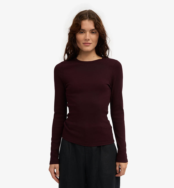 Ribbstickad långärmad t-shirt från Colorful standard i ekologisk bomull. Figurnära, lite tight modell. Förtvättad.

Färg: Oxblood

Material: 95 % ekologisk bomull, 5 % elastan.