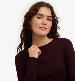 Ribbstickad långärmad t-shirt från Colorful standard i ekologisk bomull. Figurnära, lite tight modell. Förtvättad.

Färg: Oxblood

Material: 95 % ekologisk bomull, 5 % elastan.