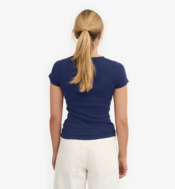 Ribbstickad kortärmad t-shirt från Colorful standard i ekologisk bomull. Figurnära, lite tight modell. Förtvättad.

Färg: Marinblå

Material: 95 % ekologisk bomull, 5 % elastan. Vikt jersey 220g

Certifierad med:&nbsp; Miljövänlig färg - Oeko-Tex®, PETA Approved Vegan

Tillverkad i: Portugal