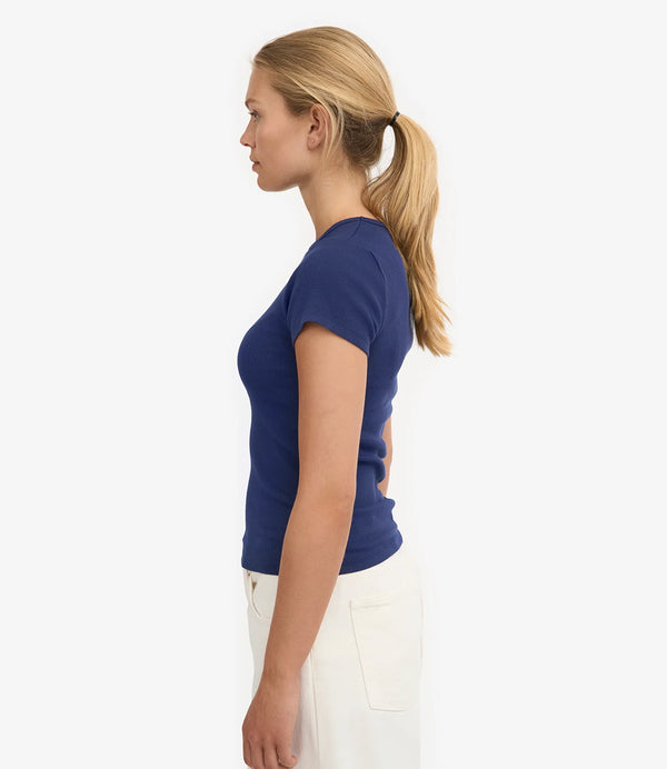 Ribbstickad kortärmad t-shirt från Colorful standard i ekologisk bomull. Figurnära, lite tight modell. Förtvättad.

Färg: Marinblå

Material: 95 % ekologisk bomull, 5 % elastan. Vikt jersey 220g

Certifierad med:&nbsp; Miljövänlig färg - Oeko-Tex®, PETA Approved Vegan

Tillverkad i: Portugal