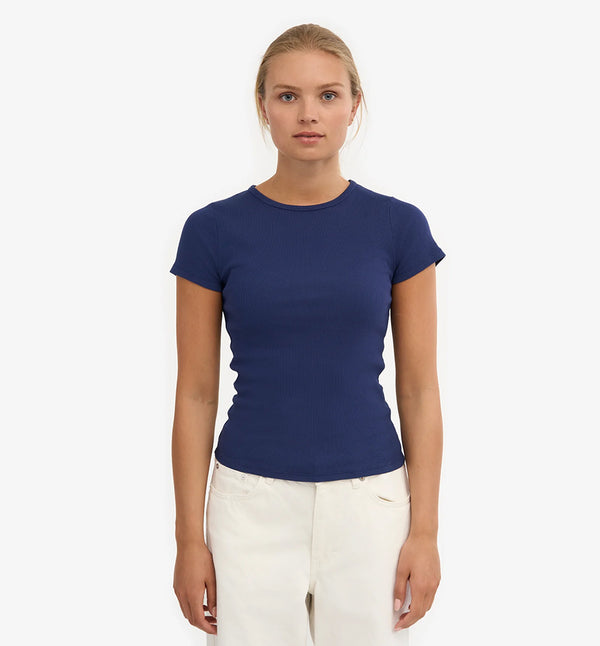Ribbstickad kortärmad t-shirt från Colorful standard i ekologisk bomull. Figurnära, lite tight modell. Förtvättad.

Färg: Marinblå

Material: 95 % ekologisk bomull, 5 % elastan. Vikt jersey 220g

Certifierad med:&nbsp; Miljövänlig färg - Oeko-Tex®, PETA Approved Vegan

Tillverkad i: Portugal