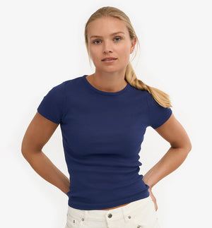 Ribbstickad kortärmad t-shirt från Colorful standard i ekologisk bomull. Figurnära, lite tight modell. Förtvättad.

Färg: Marinblå

Material: 95 % ekologisk bomull, 5 % elastan. Vikt jersey 220g

Certifierad med:&nbsp; Miljövänlig färg - Oeko-Tex®, PETA Approved Vegan

Tillverkad i: Portugal