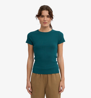 Ribbstickad kortärmad t-shirt från Colorful standard i ekologisk bomull. Figurnära, lite tight modell. Förtvättad.

Färg: Ocean

Material: 95 % ekologisk bomull, 5 % elastan. 