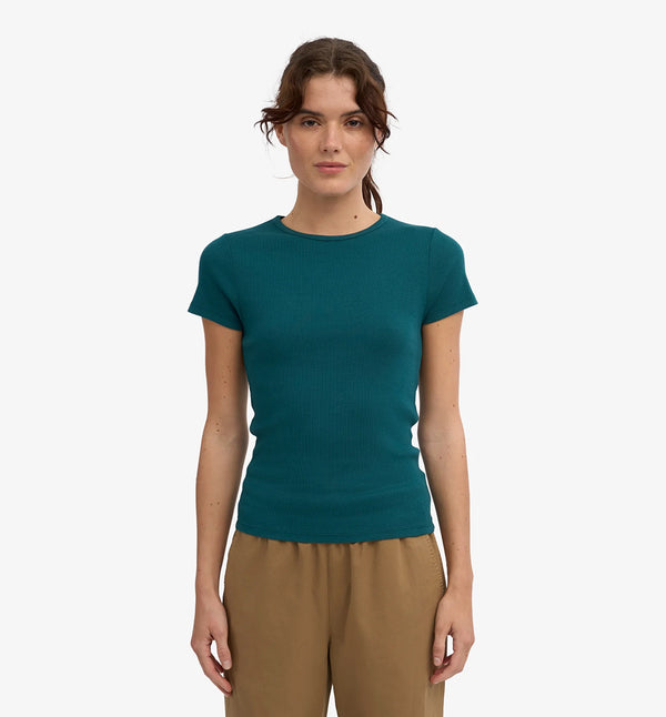 Ribbstickad kortärmad t-shirt från Colorful standard i ekologisk bomull. Figurnära, lite tight modell. Förtvättad.

Färg: Ocean

Material: 95 % ekologisk bomull, 5 % elastan. 