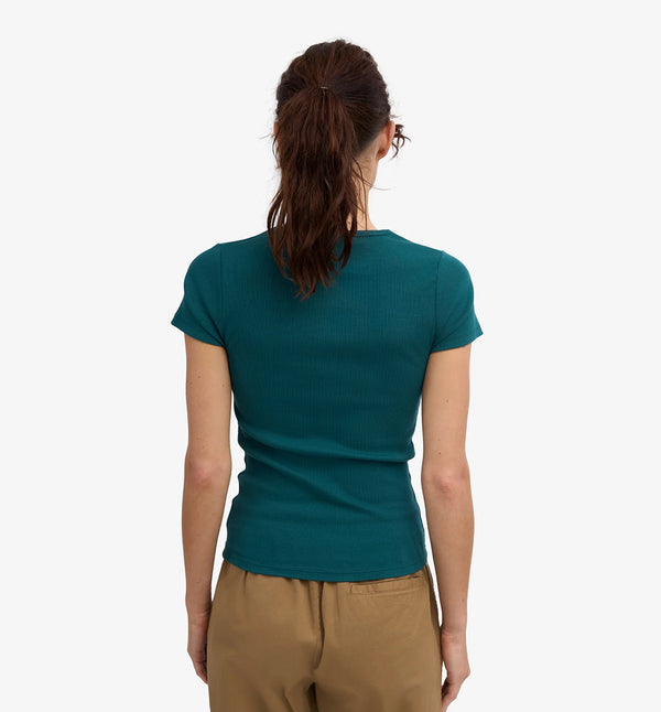 Ribbstickad kortärmad t-shirt från Colorful standard i ekologisk bomull. Figurnära, lite tight modell. Förtvättad.

Färg: Ocean

Material: 95 % ekologisk bomull, 5 % elastan. 