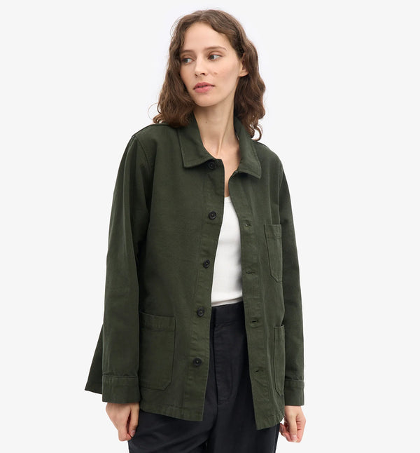 Workwear jacka från Colorful standard i kraftig ekologisk bomull. En bröstficka och två fickor fram. Söm mitt bak. Förtvättad.

Färg:&nbsp;Jägargrön / Hunter green

Material:&nbsp;100 % ekologisk bomull

Certifierad med:&nbsp; Miljövänlig färg - Oeko-Tex®, PETA Approved Vegan

Tillverkad i: Portugal

Skötselråd: Fintvätt max 30 grader