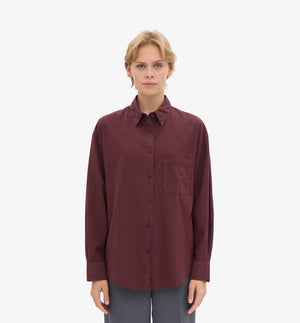 Oversized skjorta&nbsp;från Colorful standard i ekologisk bomull. Förtvättad.

Färg: Mörkröd/ Oxblood red

Material:&nbsp;100 % ekologisk bomull