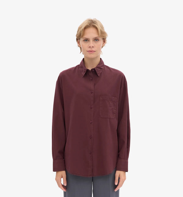 Oversized skjorta&nbsp;från Colorful standard i ekologisk bomull. Förtvättad.

Färg: Mörkröd/ Oxblood red

Material:&nbsp;100 % ekologisk bomull