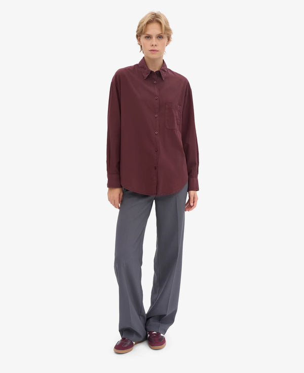 Oversized skjorta&nbsp;från Colorful standard i ekologisk bomull. Förtvättad.

Färg: Mörkröd/ Oxblood red

Material:&nbsp;100 % ekologisk bomull