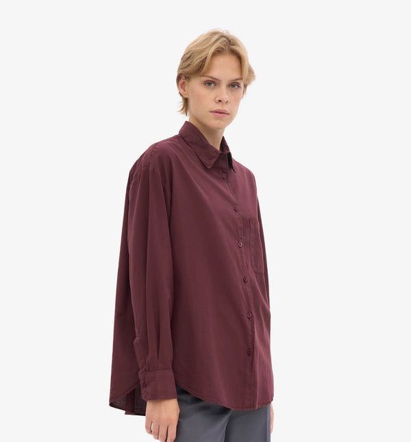 Oversized skjorta&nbsp;från Colorful standard i ekologisk bomull. Förtvättad.

Färg: Mörkröd/ Oxblood red

Material:&nbsp;100 % ekologisk bomull