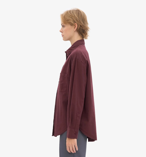 Oversized skjorta&nbsp;från Colorful standard i ekologisk bomull. Förtvättad.

Färg: Mörkröd/ Oxblood red

Material:&nbsp;100 % ekologisk bomull