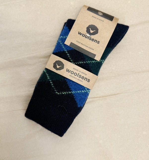 Strumpor i merinoull från Woolsens i klassiskt argyle-mönster.

Färg: Mörkblå, blå, mörkgrön, ljusgrön.

Material: 70% merinoull, 27% polyamid,3% elastan.

Skötselråd: Ulltvätt

Tillverkade i: Spanien