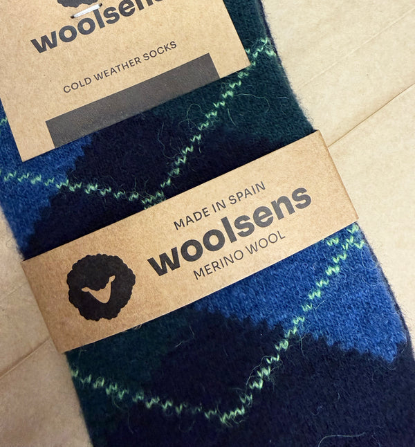 Strumpor i merinoull från Woolsens i klassiskt argyle-mönster.

Färg: Mörkblå, blå, mörkgrön, ljusgrön.

Material: 70% merinoull, 27% polyamid,3% elastan.

Skötselråd: Ulltvätt

Tillverkade i: Spanien
