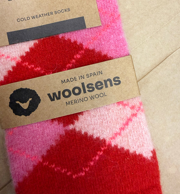 Strumpor i merinoull från Woolsens i klassiskt argyle-mönster.

Färg: Röd, rosa

Material: 70% merinoull, 27% polyamid,3% elastan.

Skötselråd: Ulltvätt

Tillverkade i: Spanien