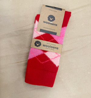 Strumpor i merinoull från Woolsens i klassiskt argyle-mönster.

Färg: Röd, rosa

Material: 70% merinoull, 27% polyamid,3% elastan.

Skötselråd: Ulltvätt

Tillverkade i: Spanien